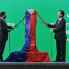 Thủ tướng Nguyễn Tấn Dũng (bên phải) và Thủ tướng Hun Sen thực hiện nghi thức mở tấm vải phủ Cột mốc 275 tại buổi lễ khánh thành. (Ảnh: Trọng Đức/TTXVN)