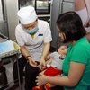 Tiêm vắcxin cho trẻ tại Trung tâm Y tế dự phòng Thành phố Hồ Chí Minh. (Ảnh: Phương Vy/TTXVN.)