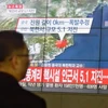 Người dân Hàn Quốc theo dõi bản tin về những rung chấn của động đất gần bãi thử hạt nhân Punggye-ri của Triều Tiên được phát qua truyền hình tại Seoul ngày 6/16. (Nguồn: Kyodo/TTXVN)