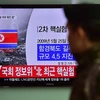 Binh sỹ Hàn Quốc theo dõi thông tin về những rung chấn của động đất gần bãi thử hạt nhân Punggye-ri của Triều Tiên được phát qua truyền hình tại nhà ga ở Seoul ngày 6/1. (Nguồn: AFP/TTXVN)