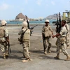 Lực lượng trung thành với Tổng thống Yemen Abedrabbo Mansour Hadi gác tại cảng Aden sau khi giành lại quyền kiểm soát thành phố này. (Nguồn: AFP/TTXVN)