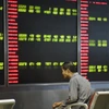 Nhà đầu tư theo dõi bảng tỉ giá chứng khoán tại thủ đô Bắc Kinh, Trung Quốc ngày 25/8. (Nguồn: AFP/TTXVN)