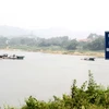 Tàu khai thác cát trái phép trên sông Lô tại Tuyên Quang. (Ảnh:: Văn Tý/TTXVN)