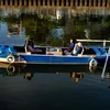 Khách du lịch quốc tế tham quan tuyến du lịch đường thủy nội đô Nhiêu Lộc-Thị Nghè bằng thuyền chèo. (Ảnh: An Hiếu/TTXVN)