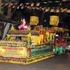 Rước xe hoa, cung nghinh Xá lợi Phật qua phố Lý Thường Kiệt (Hà Nội) trong Đại lễ Phật đản 2015 (PL.2559). (Ảnh: Phạm Kiên/TTXVN)