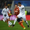 Tiền đạo Cristiano Ronaldo (phải) đi bóng trong trận đấu giữa CLB Real Madrid gặp Shakhtar Donetsk, bảng A, giải UEFA Champions League ở Lviv, Ukraine ngày 25/11. (Nugồn: AFP/TTXVN)