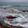 Thi thể của một người di cư gặp nạn tại bờ biển Balikesir, quận Ayvalik, Thổ Nhĩ Kỳ. (Nguồn: AFP/TTXVN)