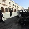 Xe ôtô bị phá hủy trong xung đột giáo phái giữa người thiểu số Berbers và người Arab tại thị trấn Guerara. (Nguồn: AFP/TTXVN)
