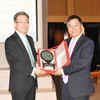 Tổng Lãnh sự Hoàng Chí Trung (phải) và Đặc phái viên Bộ Ngoại giao Trung Quốc tại Hong Kong Tống Triết cùng trao quà lưu niệm tại tiệc chiêu đãi. (Ảnh: Xuân Tuấn-Đức Nam-Mỹ Anh/Vietnam+)