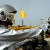 Công nhân Iran làm việc trên một mỏ khai thác dầu ở ngoài khơi vùng Vịnh. (Nguồn: AFP/TTXVN)