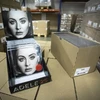 Album mới "25" của nữ ca sĩ Adele được bày bán tại Capelle aan de IJssel, Hà Lan ngày 19/11/2015. (Nguồn: AFP/TTXVN)
