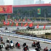 Khu vực nút giao đường Phạm Hùng với đường Trần Duy Hưng, quận Cầu Giấy được trang trí nhiều biểu ngữ, cờ hoa chào mừng Đại hội. (Ảnh: Đắc Giang/TTXVN)