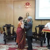 Tặng kỷ niệm chương cho đại sứ Preeti Saran. (Ảnh: Phạm Văn Thảo/Vietnam+)