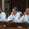 Các thủ lĩnh của FARC Ivan Marquez, Pablo Catatumbo và Pastor Alape tại lễ ký thỏa thuận về bồi thường các nạn nhân cuộc xung đột với đại diện Chính phủ Colombia ở La Habana, Cuba ngày 15/12/2015. (Nguồn: AFP/TTXVN)