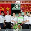 Đoàn công tác thăm và tặng quà cán bộ, chiến sỹ nhà giàn DK1/11. (Ảnh: Trần Việt/TTXVN)