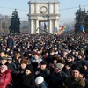 Người biểu tình tập trung trước tòa nhà Quốc hội ở Chisinau. (Nguồn: AFP/TTXVN)