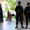 Cảnh sát Bali tuần tra tại khu vực sân bay Ngurah Rai ở Denpasar trên đảo Bali. (Nguồn: AFP/TTXVN)