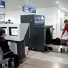 Nhân viên hải quan kiểm tra hành lý khách nhập cảnh qua hệ thống máy soi tại sân bay Tân Sơn Nhất. (Ảnh: Hoàng Hùng/TTXVN)