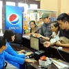 Hành khách đặt mua vé tại Ga Hà Nội. (Ảnh: Quang Quyết/TTXVN)