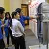 Thanh niên Ninh Thuận tham quan gian trưng bày về phát triển điện hạt nhân. (Ảnh: Đức Ánh/TTXVN)