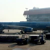 Vận chuyển hàng hóa lên máy bay của Vietnam Airlines tại Cảng Hàng không Nội Bài (Hà Nội). (Ảnh: Huy Hùng/TTXVN)