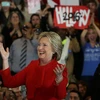 Ứng viên Hillary Clinton phát biểu trước những người ủng hộ trong phiên bầu cử dưới hình thức "họp kín" tại Des Moines, bang Iowa ngày 1/2. (Nguồn: AFP/TTXVN)