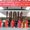 Các đại biểu cắt băng khánh thành Nhà tháp chuông nghĩa trang liệt sỹ Tân Biên. (Ảnh: Lê Đức Hoảnh/TTXVN)