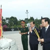 Các đồng chí lãnh đạo, nguyên lãnh đạo TP. Hồ Chí Minh dâng hương tưởng niệm các anh hùng liệt sỹ. (Ảnh: Thanh Vũ/TTXVN)