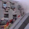 Nhân viên cứu hộ tìm kiếm nạn nhân sống sót sau trận động đất. (Nguồn: THX/TTXVN)