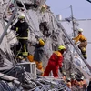 Nhân viên cứu hộ nỗ lực cứu các nạn nhân bị mắc kẹt trong những đống đổ nát sau trận động đất. (Nguồn: THX/TTXVN)