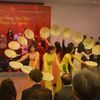Tiết mục văn nghệ múa nón do đội văn nghệ Phái đoàn thường trực Việt Nam tại Liên hợp quốc biểu diễn tại chương trình. (Ảnh: Hữu Hoàng/TTXVN)
