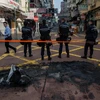 Cảnh sát Hong Kong (Trung Quốc) tuần tra tại khu vực Mong Kok ngày 9/2 sau vụ đụng độ. (Nguồn: AFP/TTXVN)