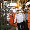 Chủ tịch nước Trương Tấn Sang đến thăm và chúc Tết cán bộ, nhân viên đang làm việc tại Giàn khoan Công nghệ trung tâm số 2 (mỏ dầu Bạch Hổ). (Ảnh: Hoàng Hải/TTXVN)