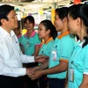 Chủ tịch nước Trương Tấn Sang thăm hỏi công nhân công ty TNHH Prime Asia Việt Nam. (Ảnh: Hoàng Hải/TTXVN)