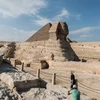 Khách du lịch tham quan khu vực Kim tự tháp Giza ở Ai Cập ngày 11/11. (Nguồn: THX/TTXVN)