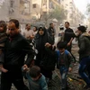 Người dân Syria sơ tán sau các cuộc không kích của quân đội chính phủ vào các mục tiêu của phiến quân ở thành phố Aleppo ngày 13/1. (Nguồn: AFP/TTXVN)