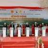 Phó Thủ tướng Nguyễn Xuân Phúc và các đại biểu ấn nút, phát lệnh khởi động dự án. (Ảnh: Thế Duyệt/TTXVN)