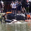 Lực lượng cứu hộ tỉnh Lâm Đồng tìm kiếm du khách người Belarus bị nạn dưới chân thác Pongour. (Ảnh: Đặng Tuấn/TTXVN)