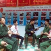 Nguyễn Thành Khoa và em Nguyễn Châu Phi sinh hoạt với cán bộ chiến sỹ biên phòng tại Đồn Biên phòng Tam Thanh. (Ảnh: Đỗ Trưởng/Vietnam+)