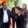 Phó Thủ tướng Chính phủ Nguyễn Xuân Phúc thăm gia đình bà Nguyễn Thị Hồng Lê ở thôn 1, xã Trà Mai, huyện Nam Trà My. (Ảnh: Đỗ Trưởng/TTXVN)