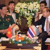 Thứ trưởng Nguyễn Thành Cung hội đàm với Bộ trưởng Quốc phòng Thái Lan Prawit Wongsuwon. (Ảnh: Sơn Nam/Vietnam+)