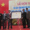 Ông Nguyễn Văn Phong, Phó Chủ tịch Ủy ban nhân dân tỉnh Bắc Ninh (thứ 2 từ phải sang) trao Bằng công nhận Di sản văn hóa phi vật thể Quốc gia Lễ hội làng Diềm. (Ảnh: Thanh Thương/TTXVN)