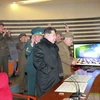 Nhà lãnh đạo Triều Tiên Kim Jong-Un (giữa) thị sát việc phóng tên lửa đẩy mang theo vệ tinh quan sát Trái đất Kwangmyong 4 ngày 7/2. (Nguồn:AFP/TTXVN)