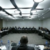 Đặc phái viên Liên hợp quốc Staffan de Mistura (thứ 2, hàng bên trái) thảo luận với phái đoàn HNC do Trưởng đoàn Mohammed Alloush (thứ ba, hàng bên phải) đứng đầu tại Geneva ngày 17/3. (Nguồn: AFP/TTXVN)