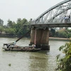Triển khai thiết bị quét 3D dò lòng sông Đồng Nai nơi cầu Ghềnh bị sập. (Ảnh: Sỹ Tuyên/TTXVN