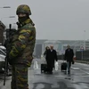Lực lượng an ninh Bỉ gác trên tuyến đường bên ngoài sân bay Zaventem, một ngày sau vụ đánh bom kép, ngày 23/3. (Nguồn: AFP/TTXVN)
