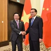 Phó Thủ tướng Chính phủ, Bộ trưởng Bộ Ngoại giao Phạm Bình Minh hội kiến với Thủ tướng Trung Quốc Lý Khắc Cường. (Ảnh: Yến Kiên/TTXVN)