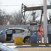 Người dân đổ xăng tại thành phố Oklahoma City, Oklahoma, Mỹ ngày 12/2. (Nguồn: AFP/TTXVN)