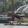 Trục vớt thành công tàu đẩy sà lan đâm sập cầu Ghềnh. (Ảnh: Sỹ Tuyên/Vietnam+)