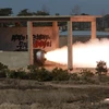 Nhà lãnh đạo Kim Jong-Un chỉ đạo cuộc thử nghiệm trên mặt đất động cơ tên lửa đẩy cỡ lớn, dùng nhiên liệu rắn. (Nguồn: THX/TTXVN)